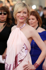 组图：演员工会奖红毯 卷福帅气劳伦斯长裙闪耀