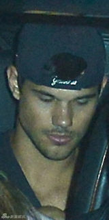 组图：暮光女腿伤获搀扶似醉汉 狼人演员同车