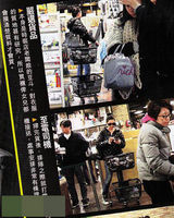 组图：邱淑贞恢复昔日窈窕身材 心情大好购物