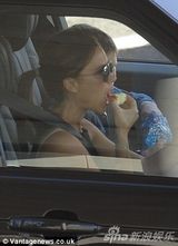 组图：贝嫂当司机载家人 炫车技边开车边啃苹果