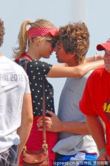 组图：泰勒-斯威夫特与小男友当众缠绵激吻