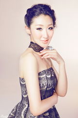 组图：李依馨拍裸背写真 性感魅惑不失优雅