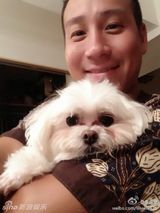 台歌手李立崴微博生前照 爱萌犬自侃酷似梁家辉