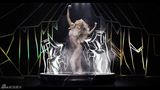 GaGa《Applause》MV造型惊悚 小丑蜕变黑天鹅