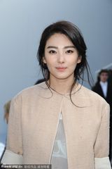 组图：张雨绮吴佩慈巴黎竞艳 知性装休闲随意