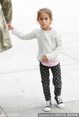 组图：洛佩兹龙凤胎爱女娇羞 小公子调皮扮鬼脸