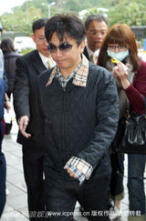 幻灯：王静莹送别婆婆和丈夫零互动 现身不列家属席