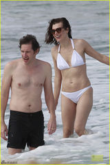 组图：米拉海边度假秀好身材 女儿埃弗娇俏可爱