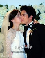 组图：池城李宝英大婚 恩爱亮相摸脸亲吻秀婚戒