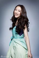 组图：舒砚清新气质大片 花裙如春风拂面