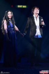 组图：甄妮等红馆开唱 潘美辰唱情歌疑示爱