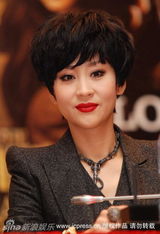 幻灯：苗圃凌乱短发搭烈焰红唇 造型惊人气势足