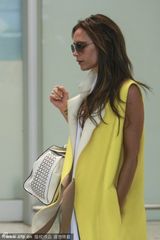 组图：贝嫂维多利亚抵京 黄色披风马甲气势足