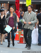 组图：刘玉玲《基本演绎法》片场 干练演绎女版华生