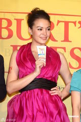 组图：张榕容露美背代言 欲挑战古惑女角色