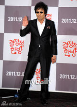 组图：金桢勋尹真书出席新片《致命一击》首映