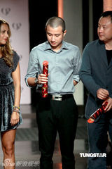 组图：文章光头亮相时尚品牌开店成全场焦点