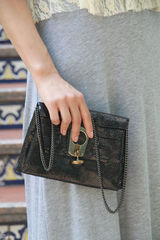 组图：贾青蕾丝连衣裙搭黑色手包