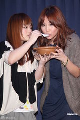 组图：A-Lin新专辑庆功签唱 徐佳莹现身站台