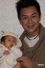 组图：陈浩民为爱女摆百日宴 自称戒酒又戒夜生活