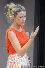 组图：莱弗利碎花裙赶拍《绯闻女孩》 搞怪表情不断