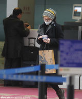 组图：刘诗诗素颜针织帽现身机场表情忧郁