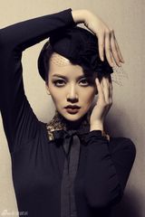 组图：唐于鸿新写真高贵典雅 油画质感宛若女神  