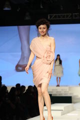 组图：袁泉产后复出粉嫩走秀 优雅秀香肩显成熟