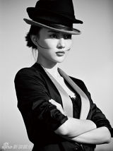 组图：黄瀛漩最新户外写真 酷劲足演绎礼帽中性风