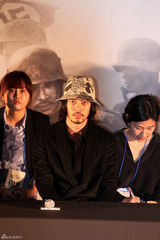 组图：《登陆》釜山见面会 张东健范冰冰等亮相