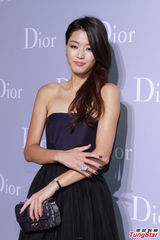 组图：钟楚红张曼玉同台亮相 全智贤露香肩