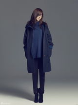 高清组图：紫雨林成员金允儿冬装写真彰显干练气质