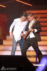 组图：萧敬腾唱《black or white》 向杰克逊致敬