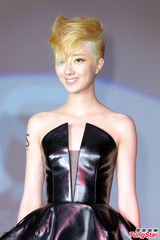 组图：桂纶镁金发造型示人 舞台上大玩变装秀