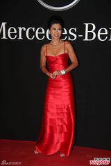 组图：叶倩文挤爆乳助阵名车 力挺老公新歌