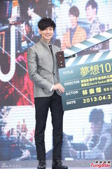 组图：林俊杰将写歌为四川灾区打气