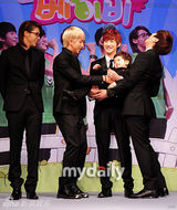 组图：韩团B1A4出席育儿节目发布会