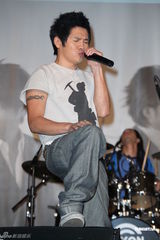 组图：曹格欲捐演唱会收入 不怕与萧敬腾比较