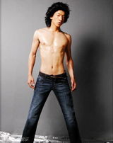 组图：张亮早期雷人照曝光 长发飘飘扮女妆