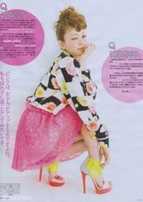 组图：安室奈美惠色彩写真 俏皮眨眼似花蝴蝶