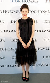 组图：景甜黑纱连衣裙现身活动显优雅