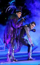 幻灯图集：美偶冠军亚当-兰伯特洛杉矶性感开唱