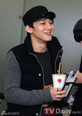 组图：韩团EXO-M与INFINITE赴菲律宾亮相机场