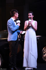 组图：黄曼纯白长裙变身派对宠儿