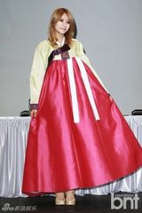 组图：韩团AOA成员身着韩服亮相签名会