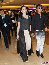 组图：白百何陈羽凡情侣装亮相 十指紧扣秀甜蜜