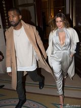 组图：卡戴珊银色深V装露半球 与老公恩爱牵手