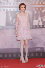 组图：林欣彤粉红薄纱短裙现身金像奖红毯