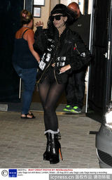 组图：Gaga摆Pose任拍 黑纱遮面玩神秘诱惑