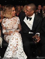 组图：碧昂斯镂空裙露背秀翘臀 与老公恩爱亮相